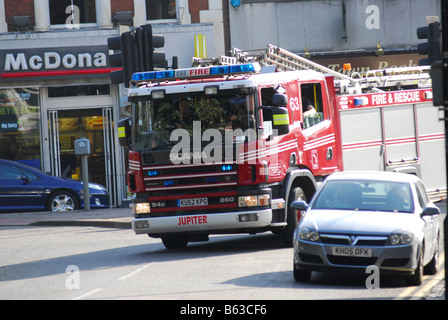 Fire Engine beschleunigt durch die Straßen von Luton Bedfordshire UK. Foto von Ian Miles. 07870 597313 Stockfoto