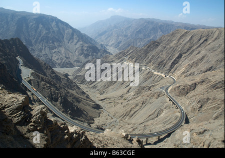 Jizan Abha Autobahn schlängelt sich durch das Asir-Gebirge, Saudi Arabien Stockfoto