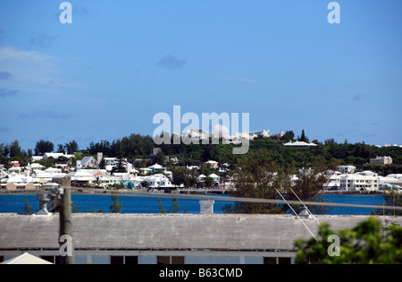 Der zentrale Teil des dann ehemaligen Club Med Hotel ist bereits zusammengebrochen und die Seiten des Gebäudes nun anfangen zu gehen. Stockfoto