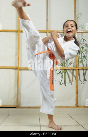 Porträt eines Mädchens üben Karate und schreien Stockfoto