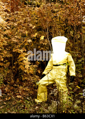 43 Jahre alten asiatischen Mann in einem Hazmat-Anzug und Gasmaske im Freien mit den Herbstfarben und Laub Stockfoto