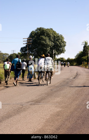 Menschen überqueren die Victoria Falls Bridge und Grenzübergang auf Fahrrädern Stockfoto