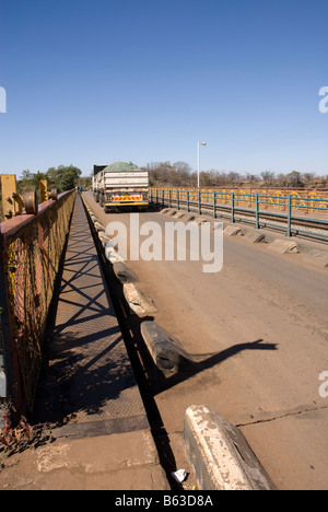 Die Victoria Falls Bridge und Grenzübergang zwischen Simbabwe und Sambia Stockfoto