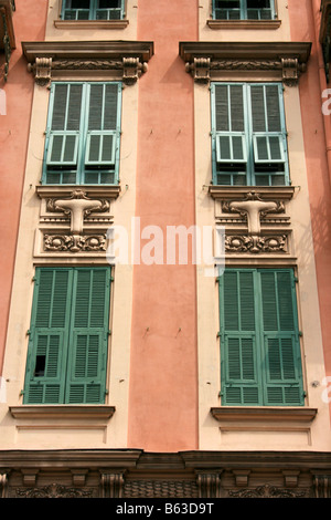 Fensterläden von alten Landhaus in den Hafen von Nizza, Südfrankreich Stockfoto