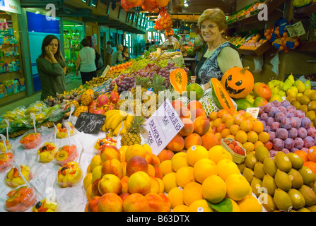 Frische Produkte in Santa Caterina Markt in Sant Pere Bezirk von Barcelona Spanien Europa Stockfoto