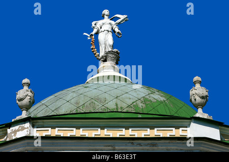 Statue der Göttin auf dem Dach der Einsiedelei an der aus dem 18. Jahrhundert Immobilien Kuskowo in Moskau, Russland Stockfoto