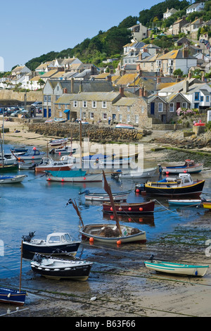 Angeln, Boote und alten Steinhäusern in Mousehole Harbour, in der Nähe von Penzance, West Cornwall, Großbritannien Stockfoto