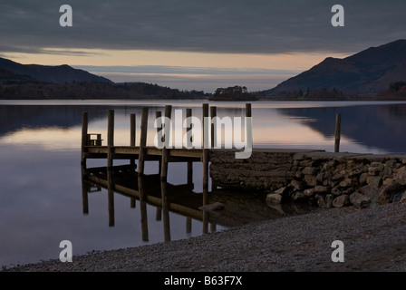 Holzsteg am Derwent Water, Borrowdale, in der Nähe von Keswick, Nationalpark Lake District, Cumbria, England UK Stockfoto