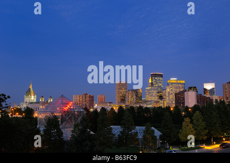 Minneapolis Skyline von der Skulptur Garten Gewächshäuser nach Einbruch der Dunkelheit Stockfoto