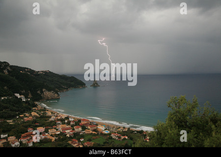 Aufhellung am Agios Gordios Bay ins Meer Stockfoto