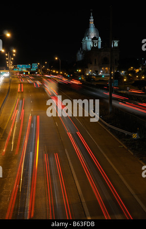 Nacht Ampel Streifen auf Highway 94 in Minneapolis Minnesota USA mit der Basilika der Heiligen Maria Kathedrale katholische Kirche Stockfoto