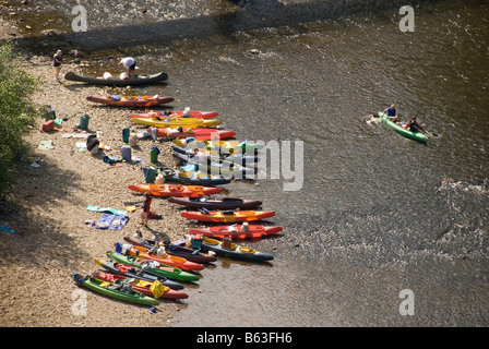 Kajaks und Kanus am Ufer, liegen Menschen, Fluss Moldau, Cesky Krumlov, UNESCO World Heritage, Tschechische Republik, Osteuropa Stockfoto