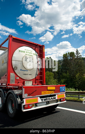 Italienischer LKW auf der Straße Stockfoto