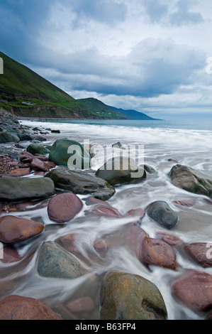 Wasser gibt durchscheinende Wirkung bewegen über Vordergrund Felsen am Rossbeigh, Co.Kerry, Irland Stockfoto