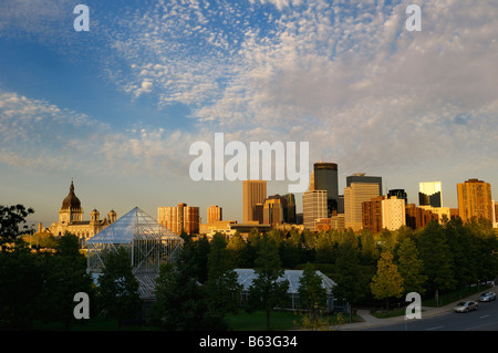 Blick auf den Sonnenuntergang von Minneapolis Skyline von der Skulptur Garten Gewächshäuser Stockfoto