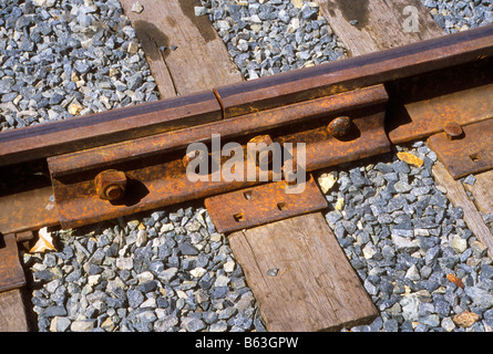 Rostige Anschlussbleche zusammenhalten Zug Schienen. Stockfoto