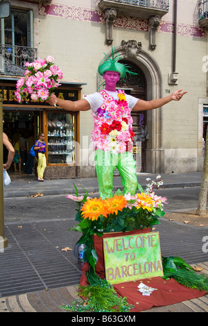 Straße Entertainer hält Blumenstrauss, La Rambla, Barcelona, Spanien Stockfoto