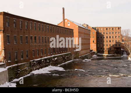 Alte Fabrikgebäude am Ufer des Flusses Zucker in Claremont, New Hampshire. Stockfoto