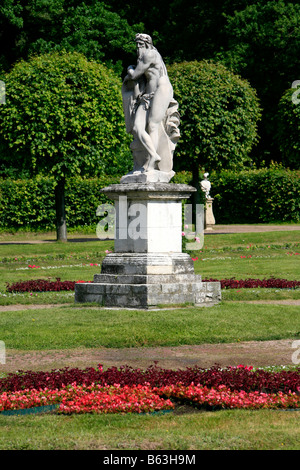 Einem neoklassischen Statue in den Gärten des 18. Jahrhunderts Kuskowo Immobilien in Moskau, Russland Stockfoto