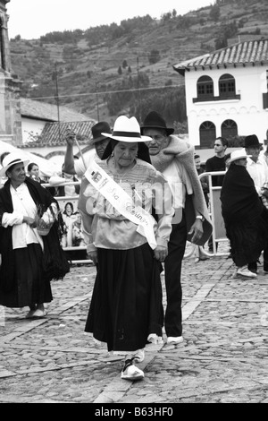 alte Dame, die eine typische kolumbianische Tanz bei einem Wettbewerb, Tibasosa, Boyacá, Kolumbien, Südamerika Stockfoto