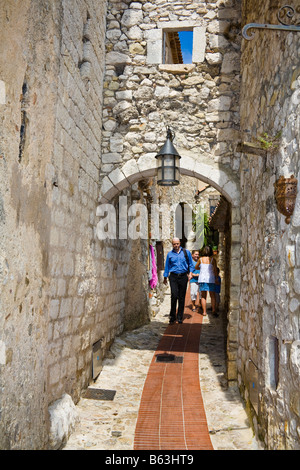 Touristen in einer engen Straße in das mittelalterliche Dorf Eze, in der Nähe von Monaco, Frankreich Stockfoto