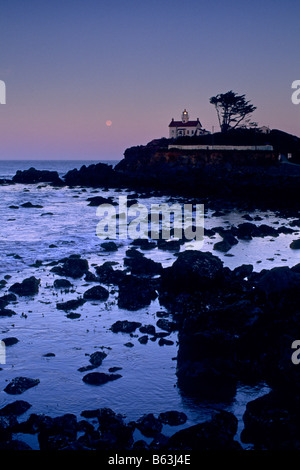 Vollmond-Einstellung über Batterie Point Leuchtturm Crescent City Del Norte County Kalifornien Stockfoto