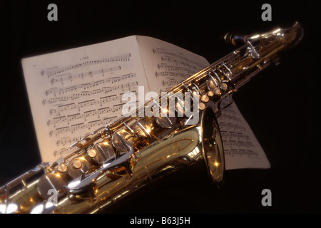 Saxophon und Noten Stockfoto