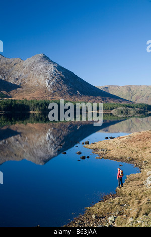 Walker unter der Twelve Bens Berge, am Ufer des Lough Inagh, Connemara, County Galway, Irland. Stockfoto