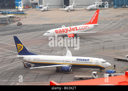 Rivalen. EasyJet und Ryanair Flugzeuge übergeben einander am Flughafen Luton. Stockfoto