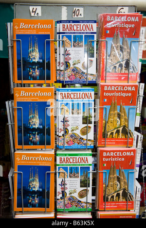 Barcelona Reiseführer Bücher auf dem Display vor einem Geschäft, La Rambla, Barcelona, Spanien Stockfoto