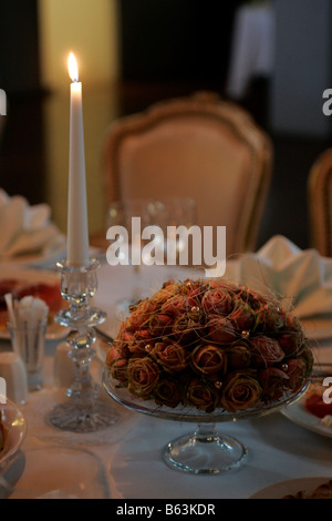 Nahaufnahme der brennenden Kerze auf romantische Tischdekoration Stockfoto