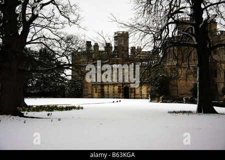 Castle Ashby an einem verschneiten Tag im Frühling Stockfoto