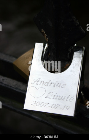 Ehe-Sperren auf das Geländer der Brücke, Vilnius, Litauen Stockfoto