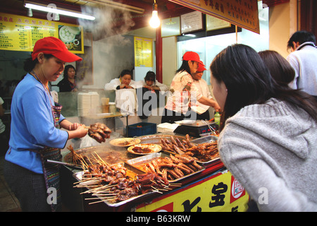 Suppen-Anbieter verkaufen lokale Specities, die von Enten zu eifrigen Touristen, Qibao Ancient Town, Shanghai, China Stockfoto