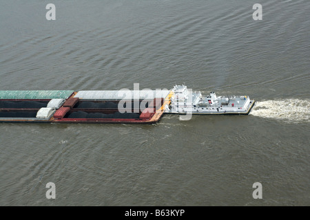 Schlepper drücken Kohle Lastkahn auf Mississippi in St Louis Stockfoto