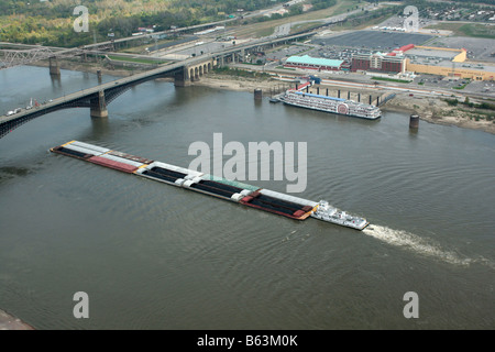 Kohle-Lastkahn auf Mississippi Fluß Durchläufe unter Eads Brücke in St. Louis Missouri Stockfoto