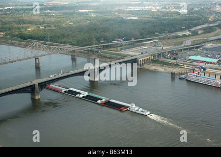 Kohle-Lastkahn auf Mississippi Fluß Durchläufe unter Eads Brücke in St. Louis Missouri Stockfoto