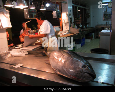 Thunfisch auf der Platte in einem Fisch-Mongers, Thunfisch ist eine wichtige kommerzielle Fische. Einige Sorten von Thunfisch, sind die roten. Stockfoto