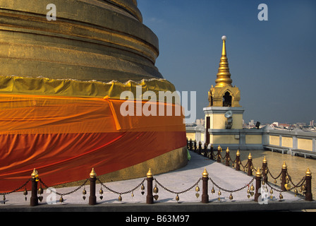 Eine verzierte goldene Stupa am Golden Mount oder Berg, der sich über Wat Saket, Bangkok, Thailand erhebt Stockfoto