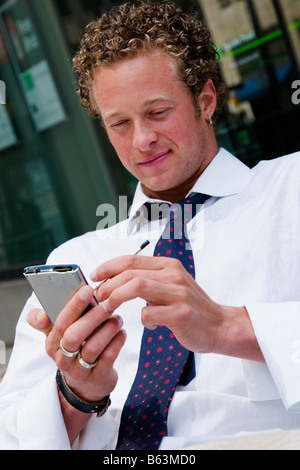 Ein junger Geschäftsmann arbeitet an seinem Telefon Stockfoto