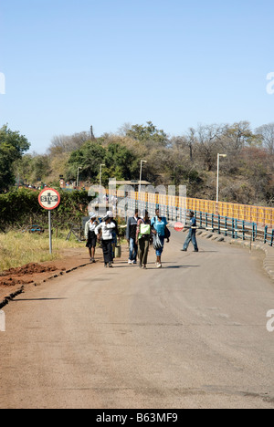 Menschen, die Überquerung der Grenze zwischen Simbabwe und Sambia an den Victoria Falls Bridge Stockfoto