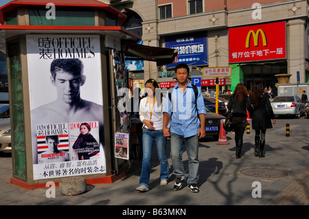 Junge trendige Chinesen in der vorderen Xidan Einkaufszentrum Innenstadt von Peking China Stockfoto