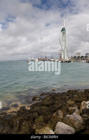 Spinnaker Tower und Gunwharf Quays angesehen von Portmouth Point, Portmouth, Hampshire, England. Stockfoto