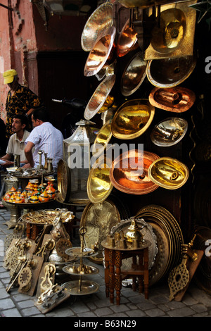 Kupfer und Messinggeschirr verkaufe im Souk in Marrakesch Marokko Stockfoto