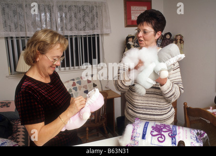 Zwei Frauen arbeiten an Craft-Projekte in ihrer Heimat. Stockfoto