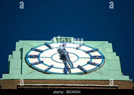 Zifferblatt des Art Deco ehemaligen Gillette, aufbauend auf der great West Road oder A4, West London, England Stockfoto