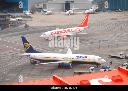 Rivalen. EasyJet und Ryanair Flugzeuge übergeben einander am Flughafen Luton. Stockfoto