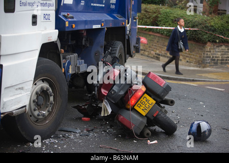 Passanten ausweichen Polizei Klebeband nach einer Kollision zwischen Rates recycling LKW und einem Motorrad am Scheideweg South London Stockfoto