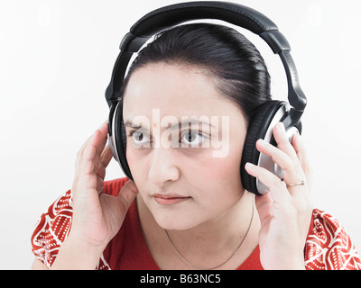 asiatische Frau indischer Herkunft mit ihren Kopfhörern Musik hören Stockfoto