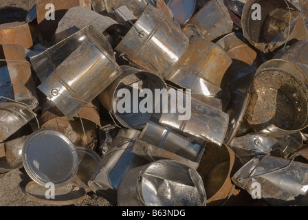 Leere Dosen als Symbol der industriellen Verschmutzung Stockfoto